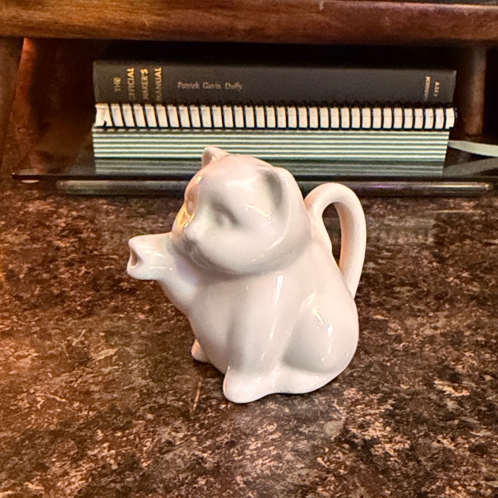 Decorative cat creamer
